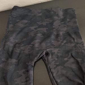 Spanx black camo seamless leggings XL